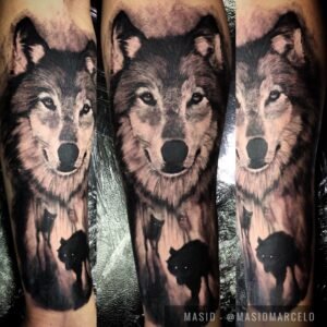Tatuagem com sombras e contraste em preto e cinza