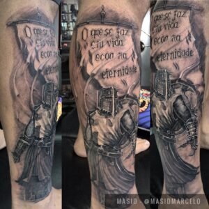 Detalhe de tatuagem em preto e cinza por Marcelo Souza
