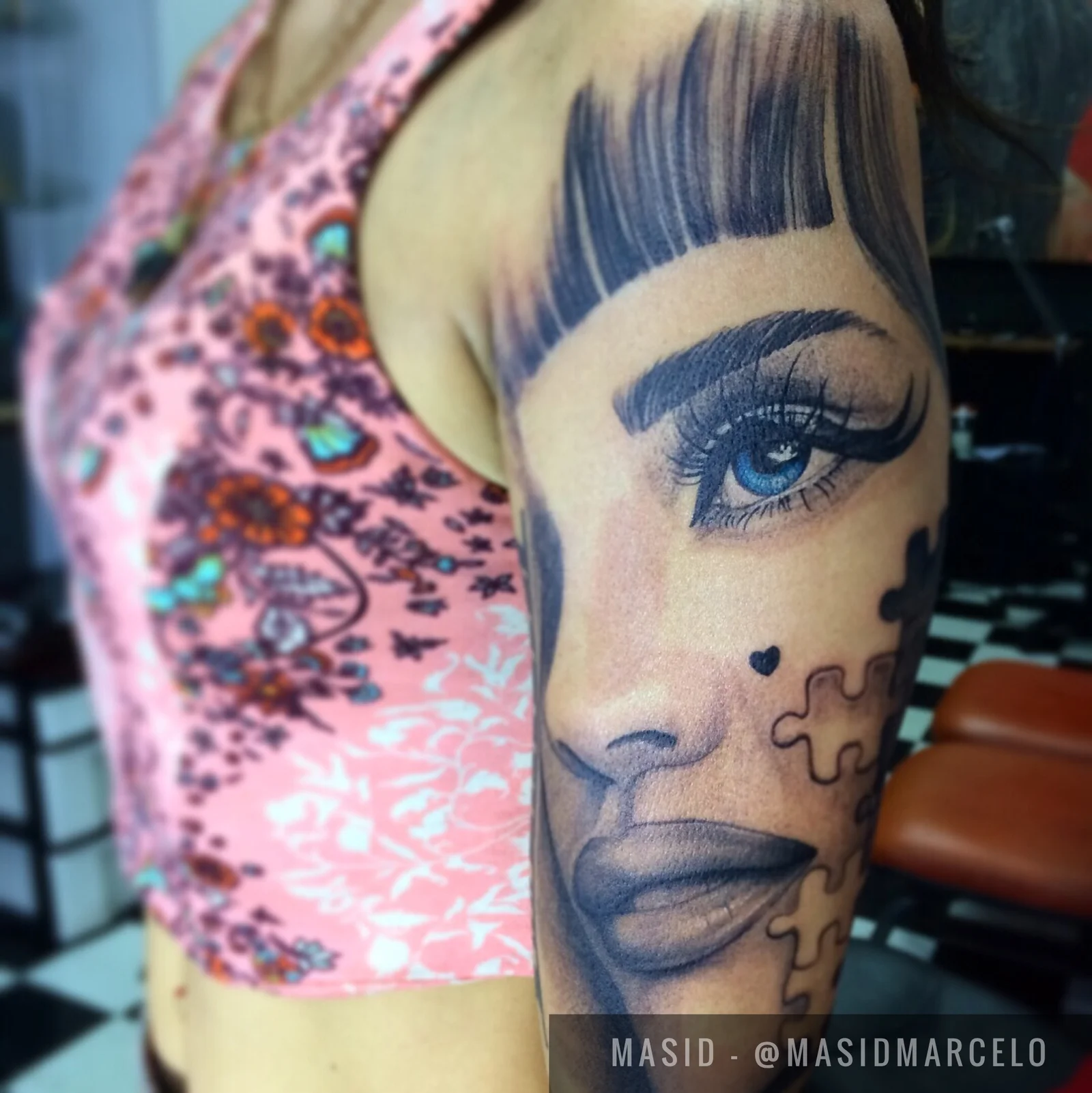 Tatuagem de homenagem em preto e cinza