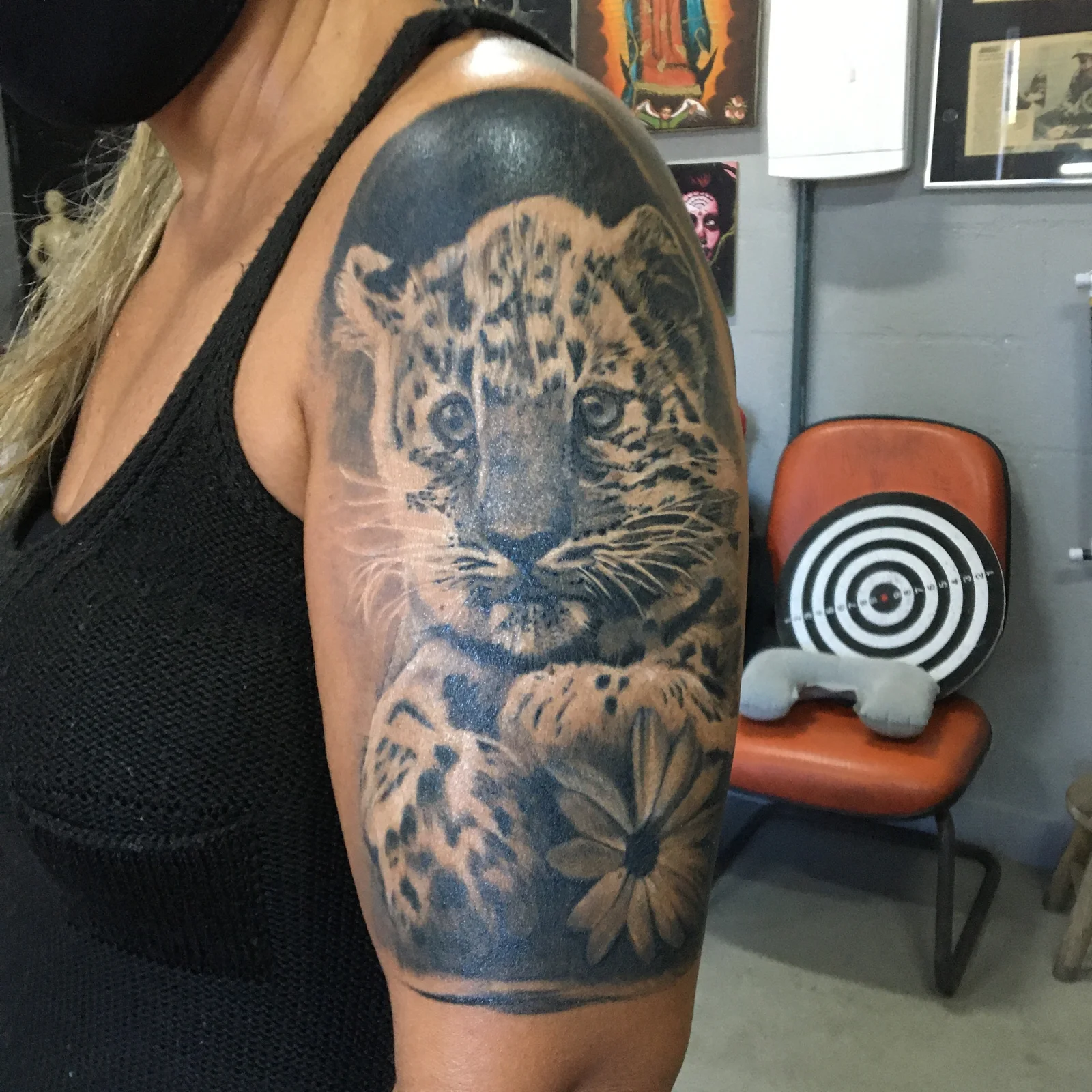 Tatuagem religiosa em realismo preto e cinza